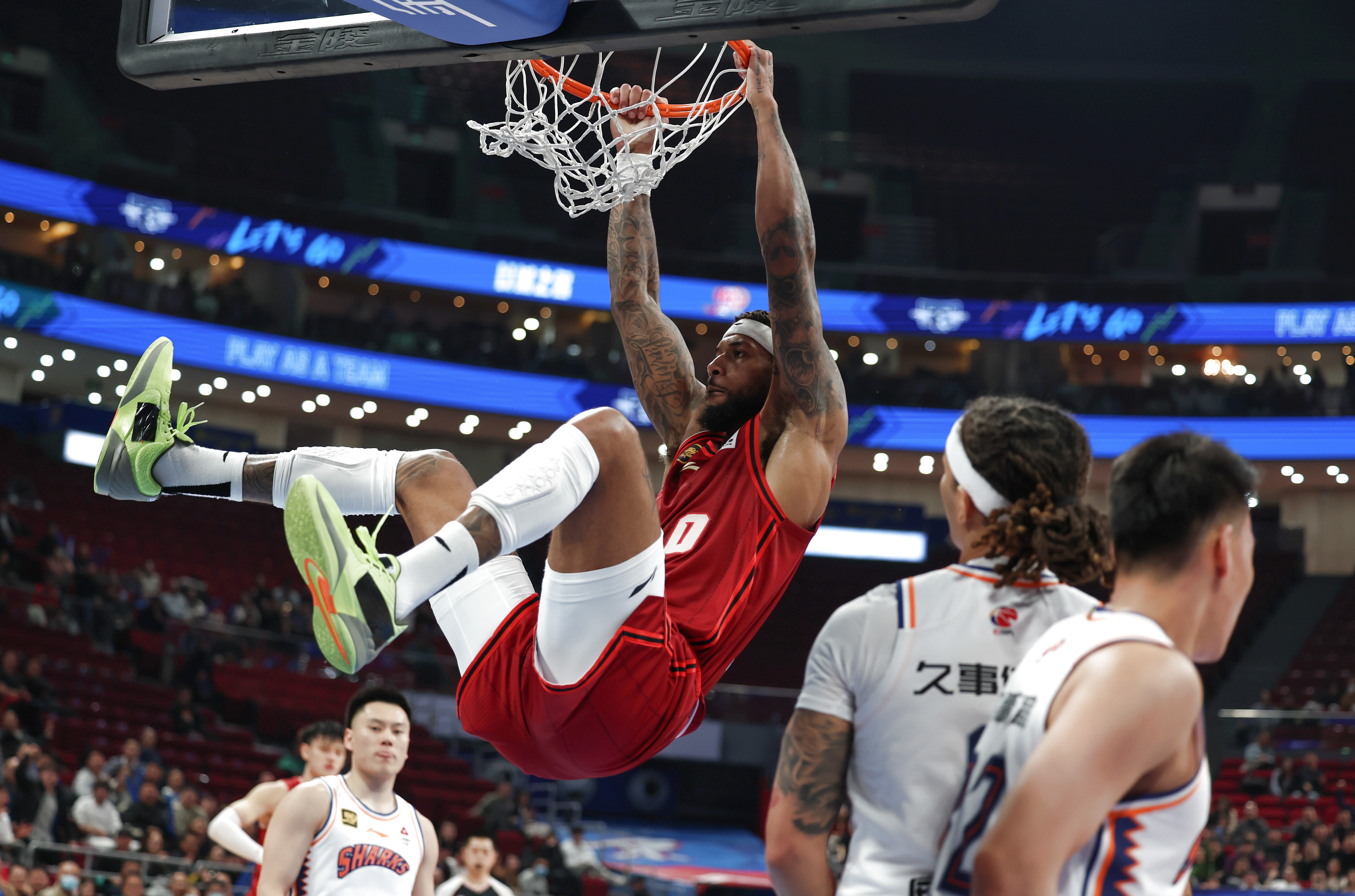 清晨尼斯备战NBA总决赛；手感冰凉细节曝光；悬念犹存；赛程密集仍需轮换的简单介绍